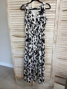 Fashion Black and White Floral V-Neck Tiered Maxi Dress